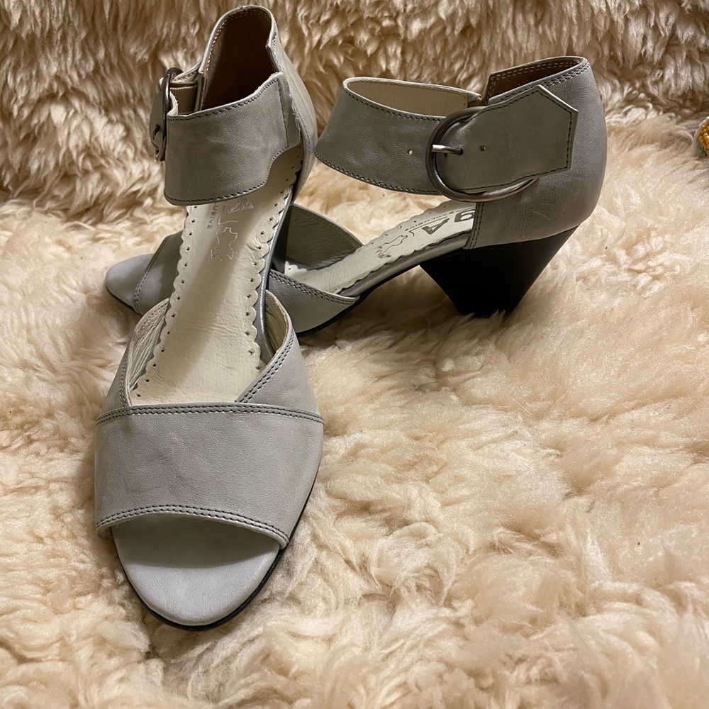 NEW light gray leather heels